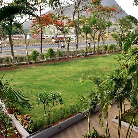 Caves County Resort Malegaon Extérieur photo
