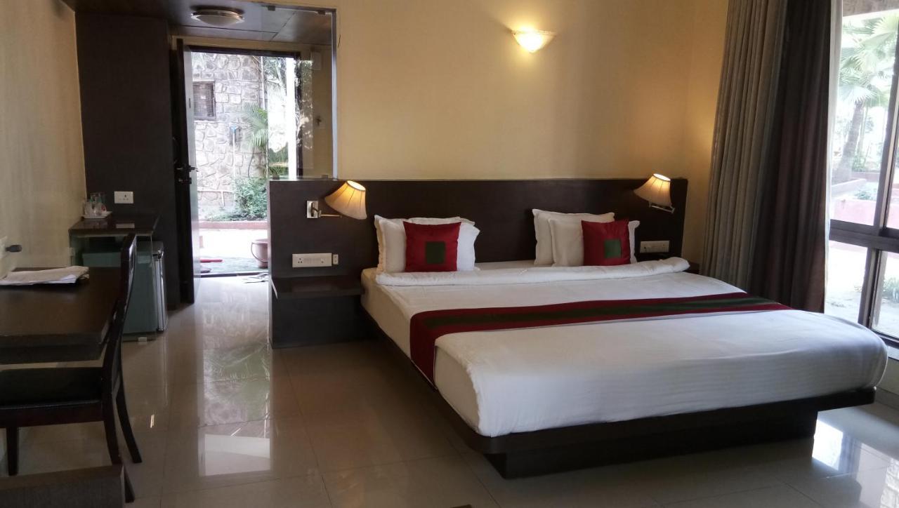 Caves County Resort Malegaon Extérieur photo