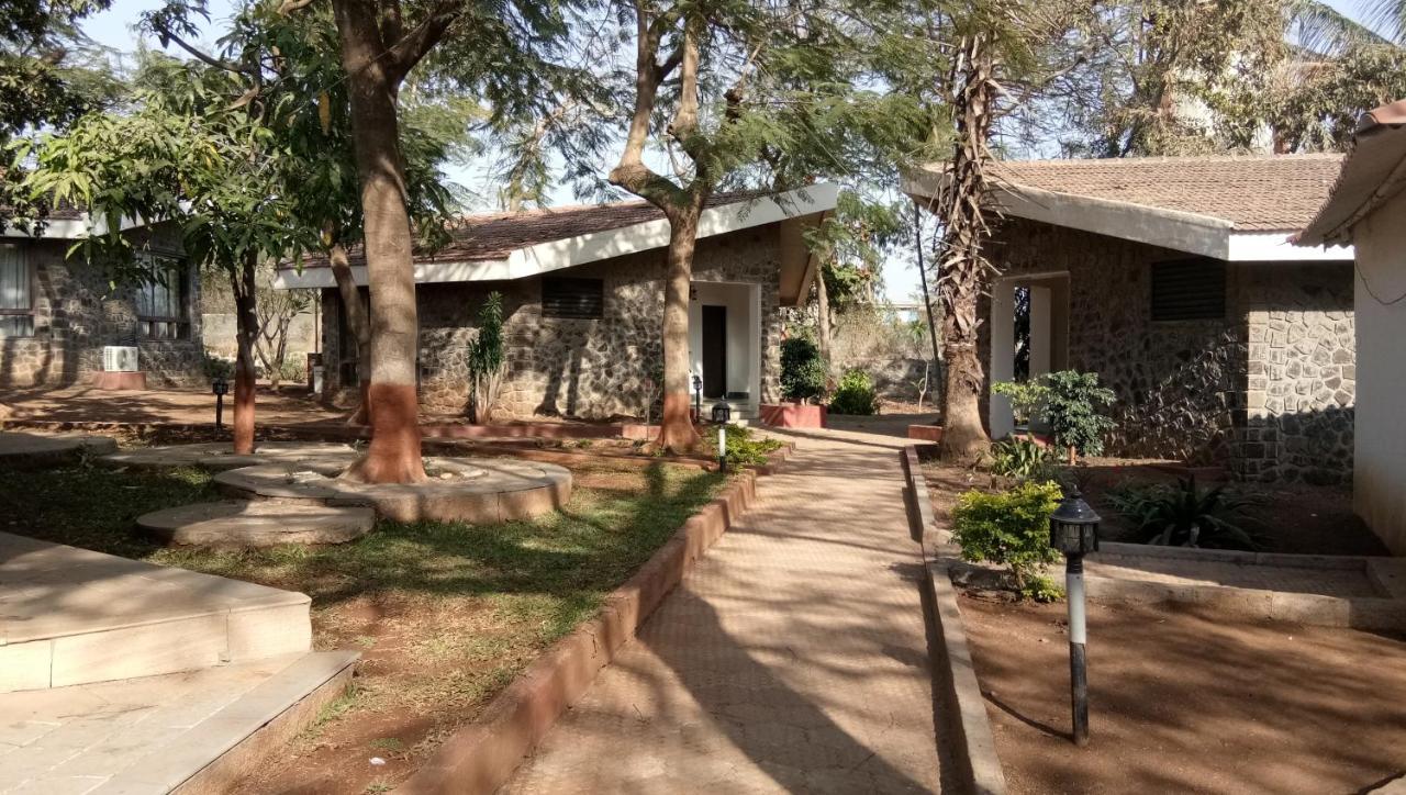 Caves County Resort Malegaon Extérieur photo