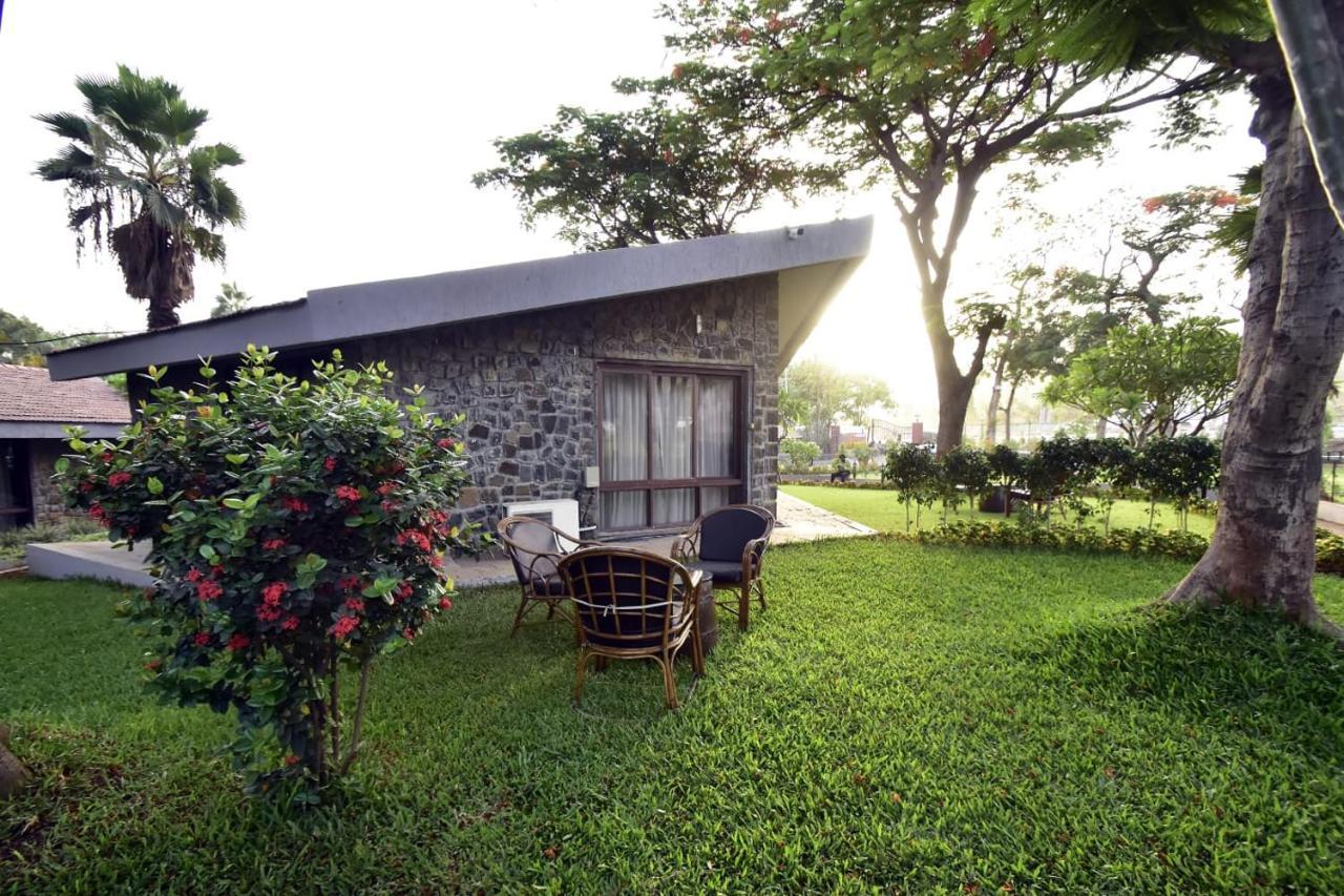 Caves County Resort Malegaon Extérieur photo