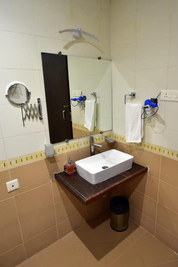 Caves County Resort Malegaon Extérieur photo