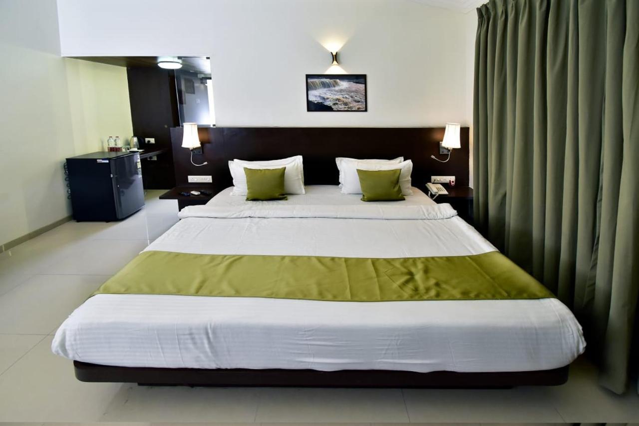 Caves County Resort Malegaon Extérieur photo