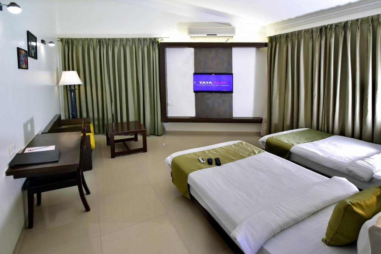 Caves County Resort Malegaon Extérieur photo
