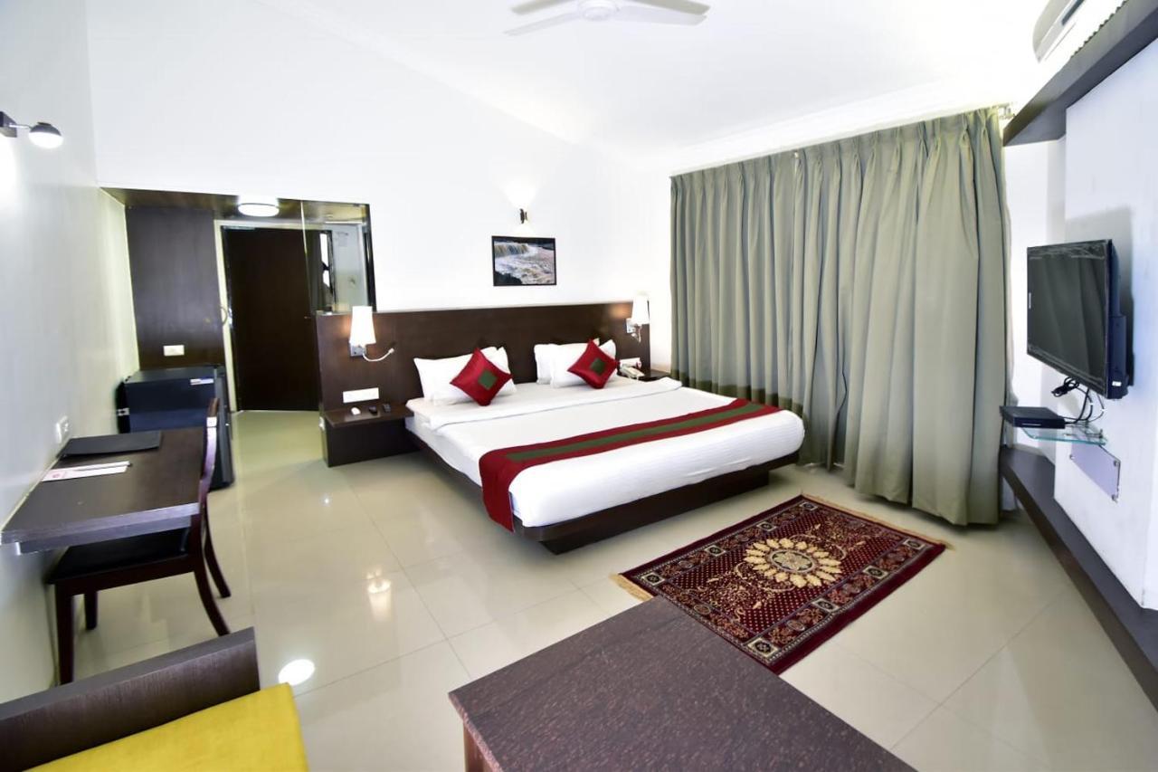Caves County Resort Malegaon Extérieur photo