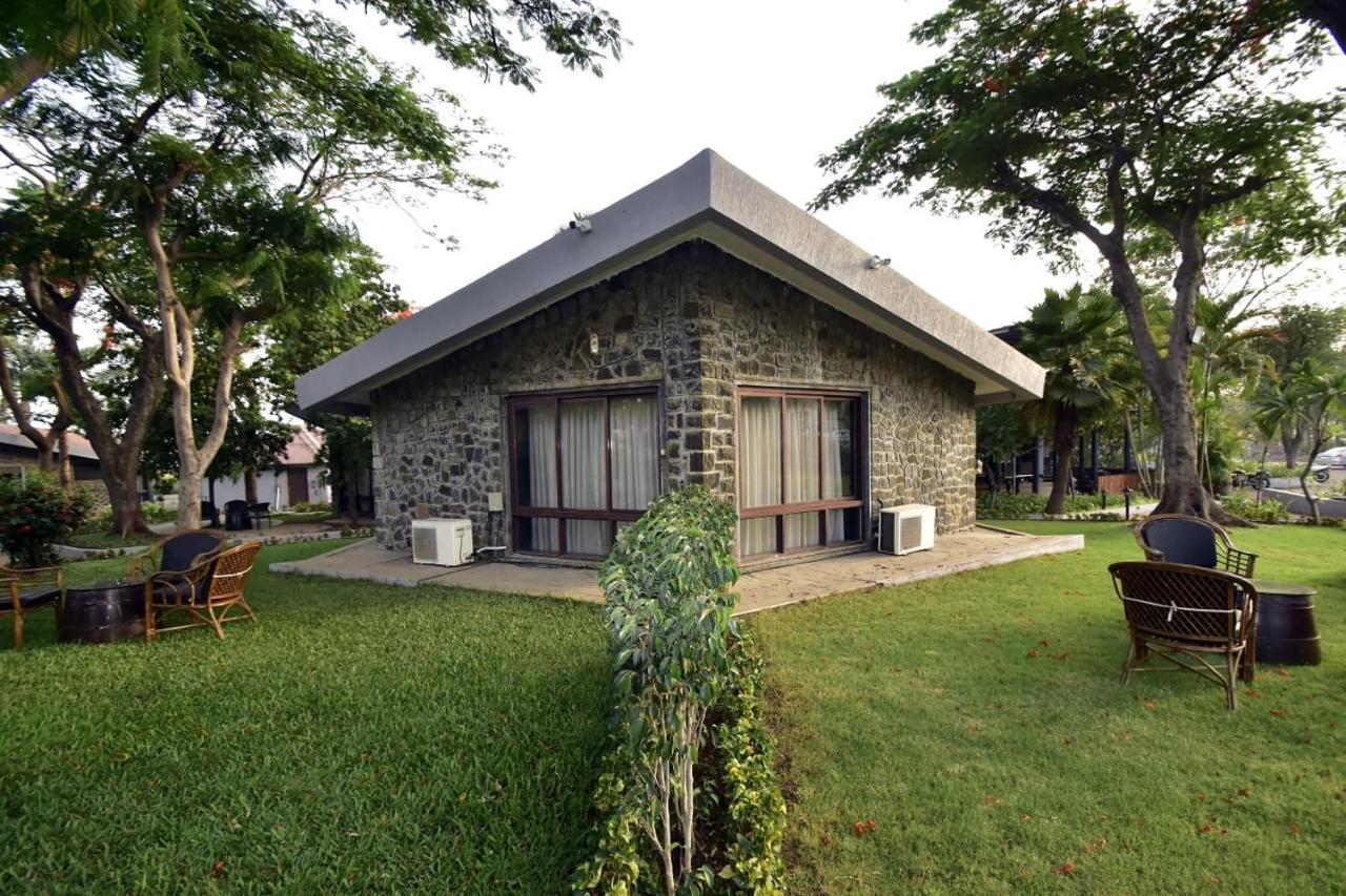 Caves County Resort Malegaon Extérieur photo