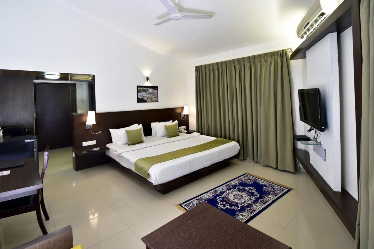 Caves County Resort Malegaon Extérieur photo