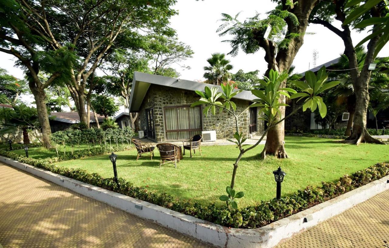 Caves County Resort Malegaon Extérieur photo