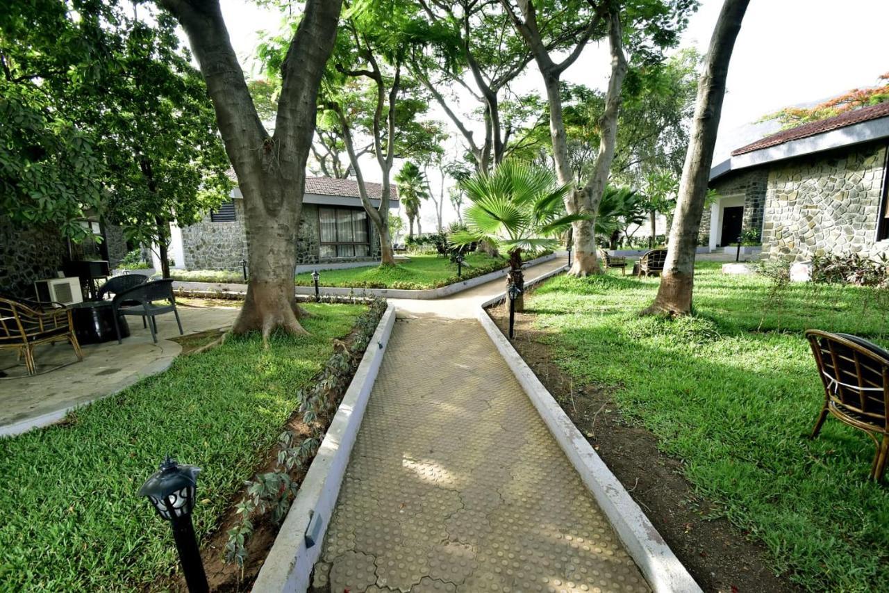 Caves County Resort Malegaon Extérieur photo