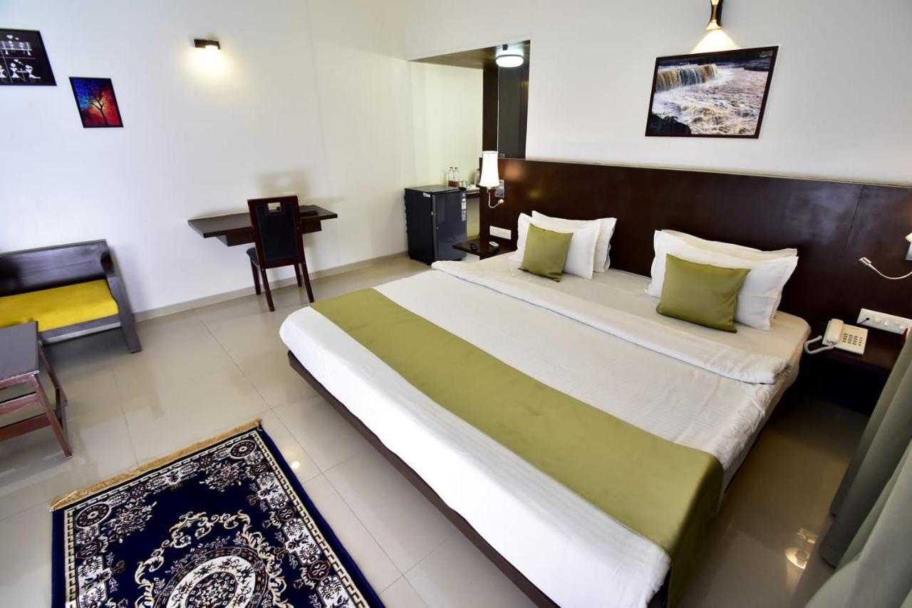 Caves County Resort Malegaon Extérieur photo