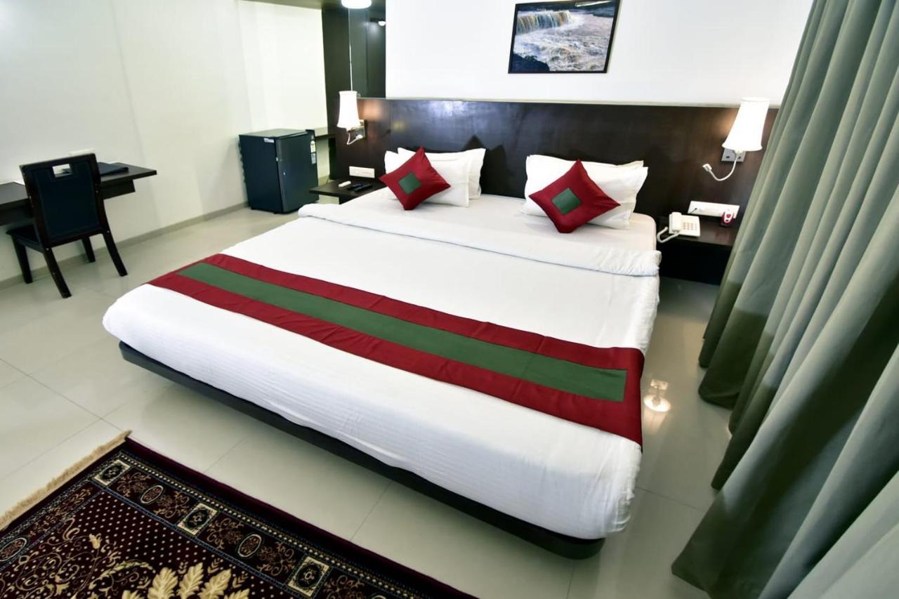 Caves County Resort Malegaon Extérieur photo