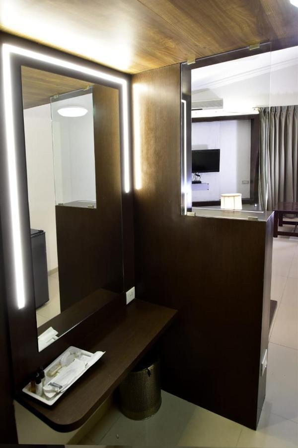 Caves County Resort Malegaon Extérieur photo