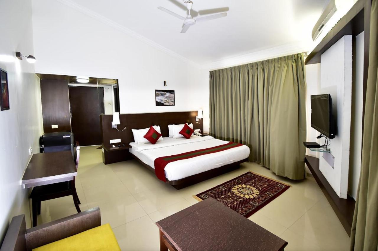 Caves County Resort Malegaon Extérieur photo