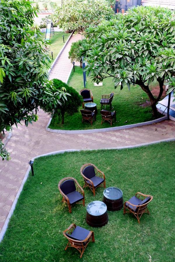 Caves County Resort Malegaon Extérieur photo