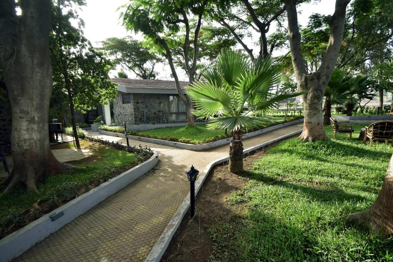 Caves County Resort Malegaon Extérieur photo