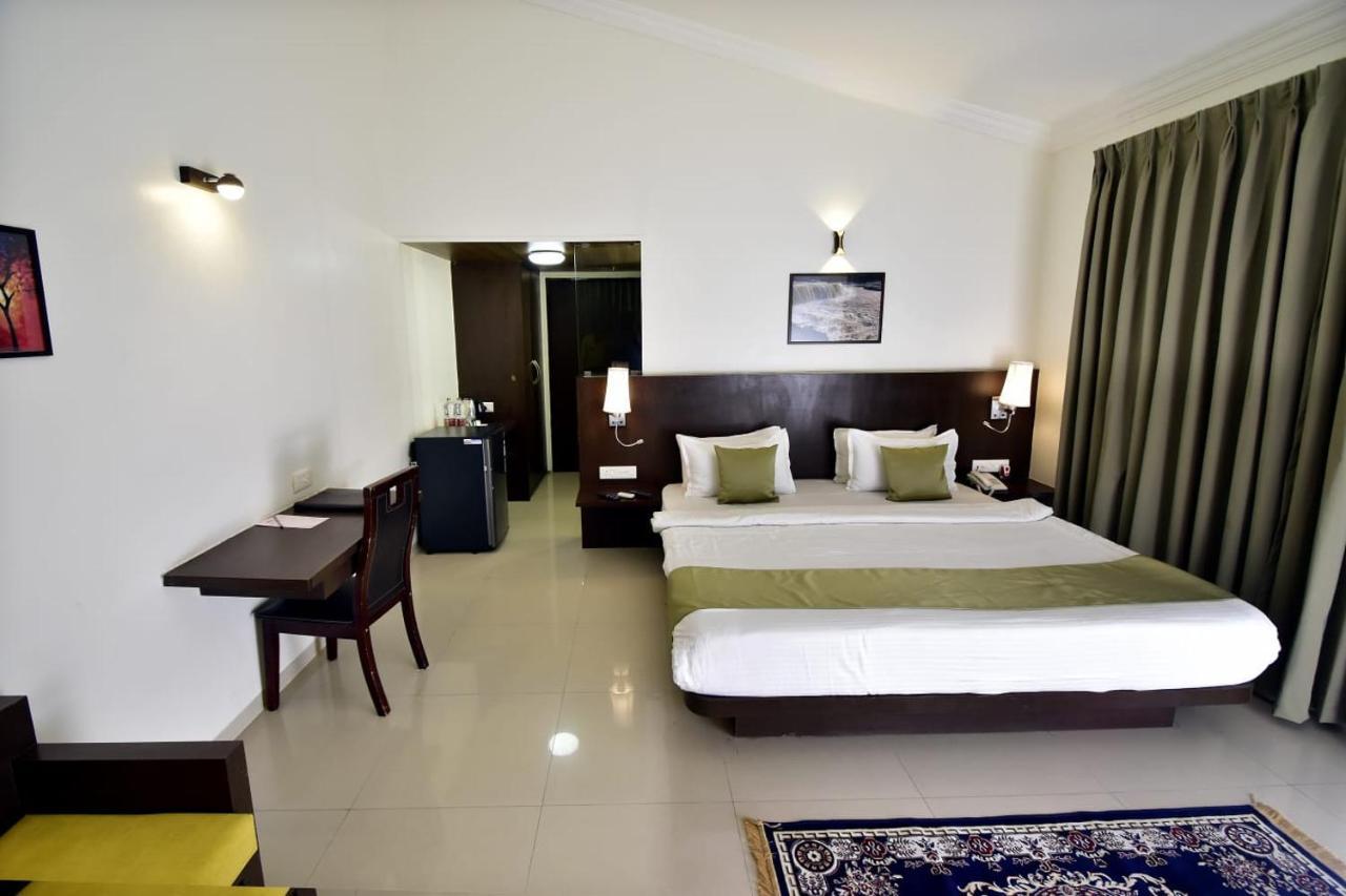 Caves County Resort Malegaon Extérieur photo