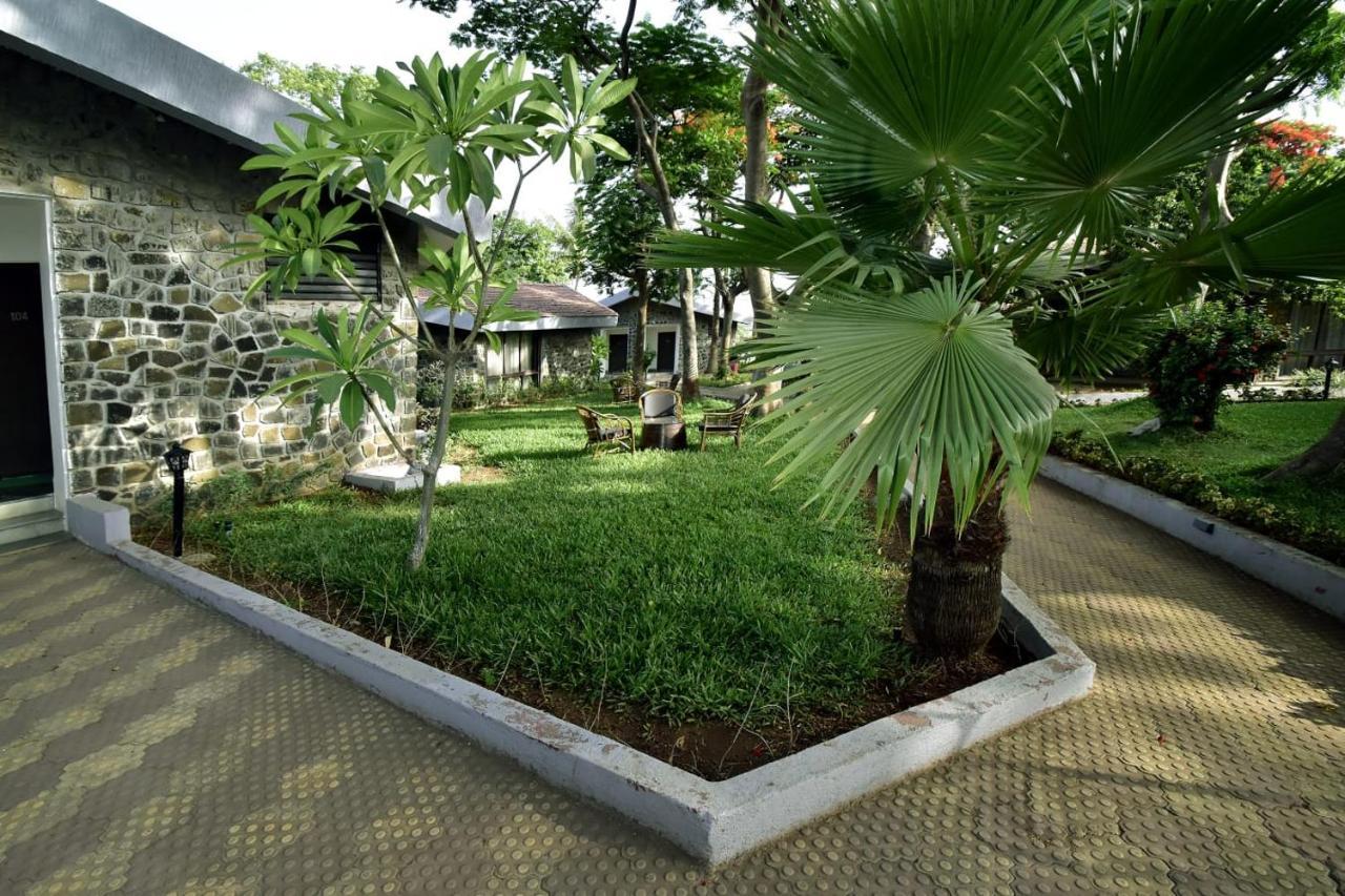 Caves County Resort Malegaon Extérieur photo