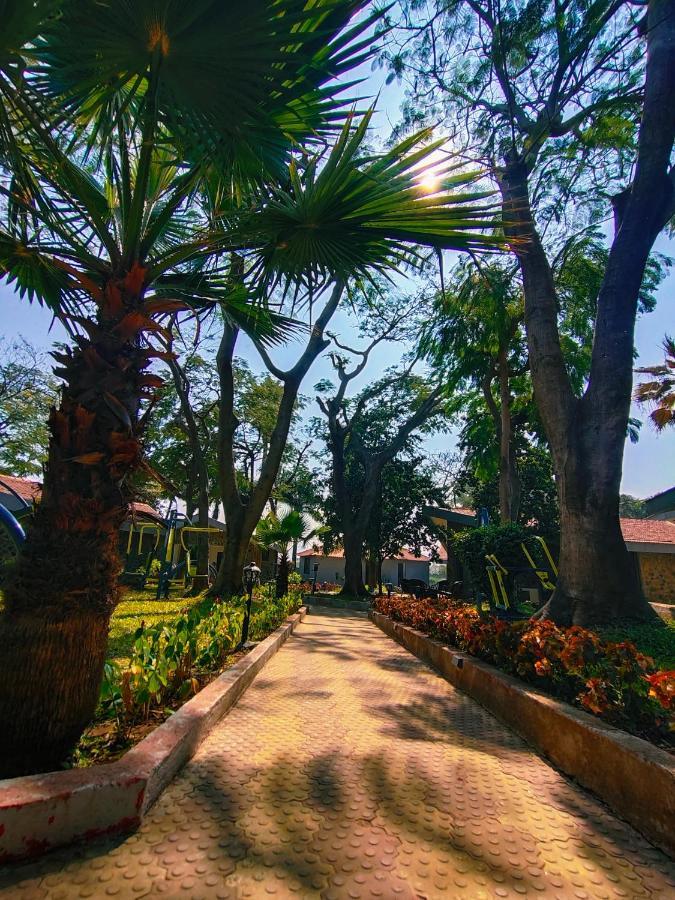 Caves County Resort Malegaon Extérieur photo
