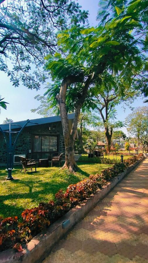 Caves County Resort Malegaon Extérieur photo