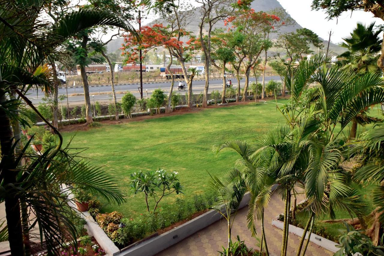 Caves County Resort Malegaon Extérieur photo